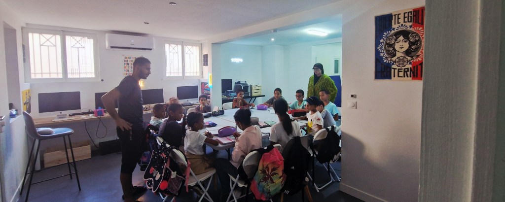Les enfants et les animateurs en activité au centre de loisirs Mot'son éducative