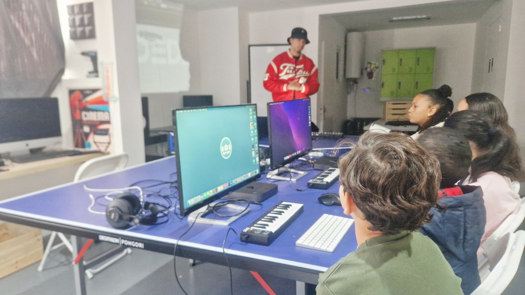 Atelier de musique assistée par ordinateur (MAO) avec un intervenant