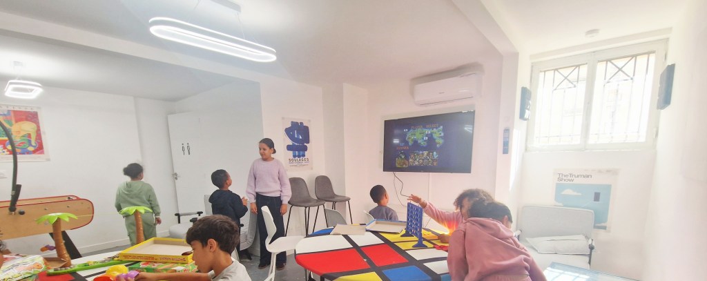Des enfants jouent à des jeux de société dans la salle du centre de loisirs