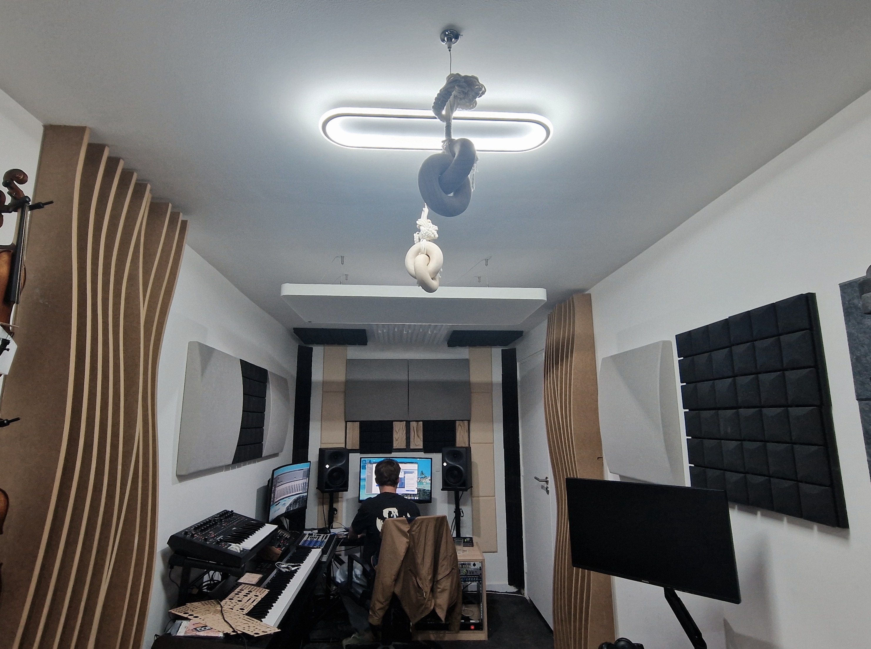 Le studio de musique de l'EMSI : claviers, enceintes, violons et traitement acoustique